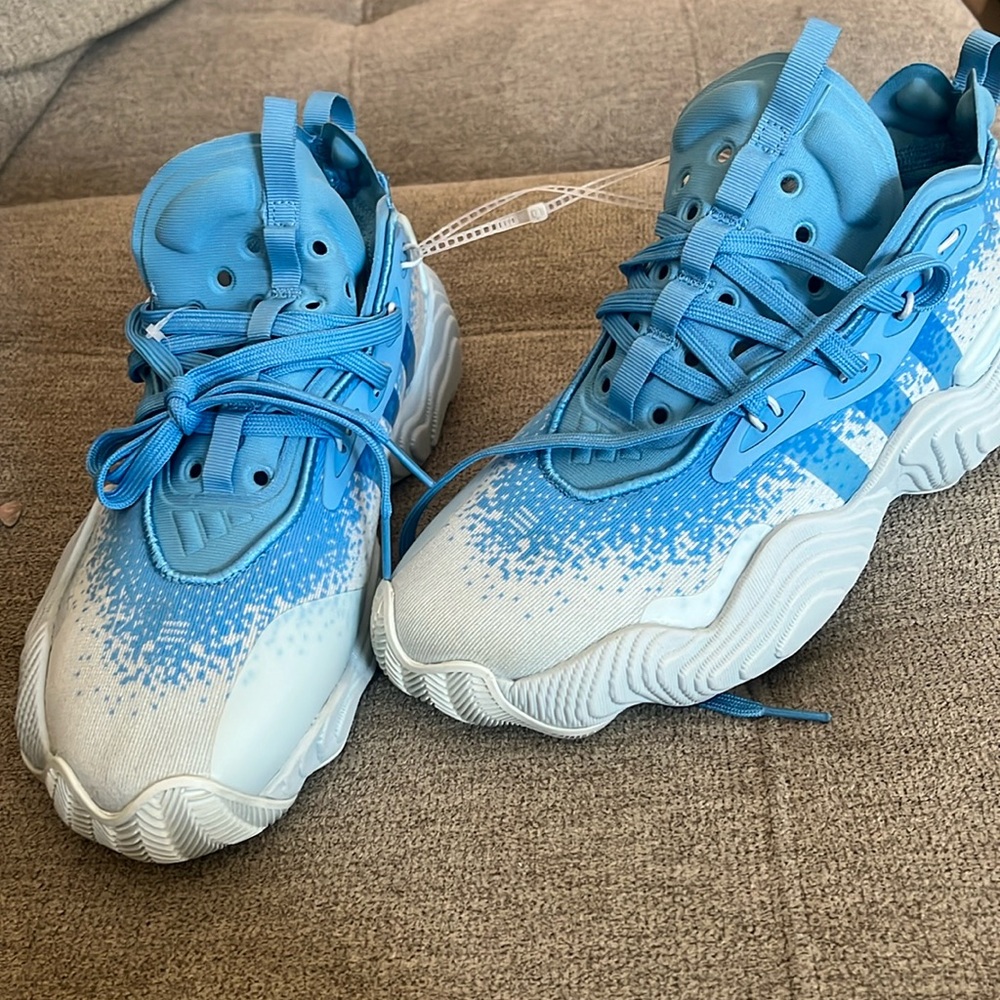 NWT Adiadas Trae Young 3 Lace Up Shoes 🩵💙